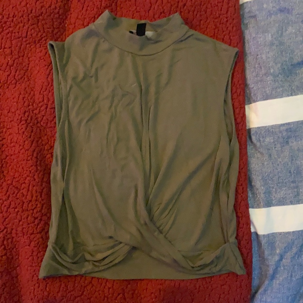 slightly cropped twist in frount